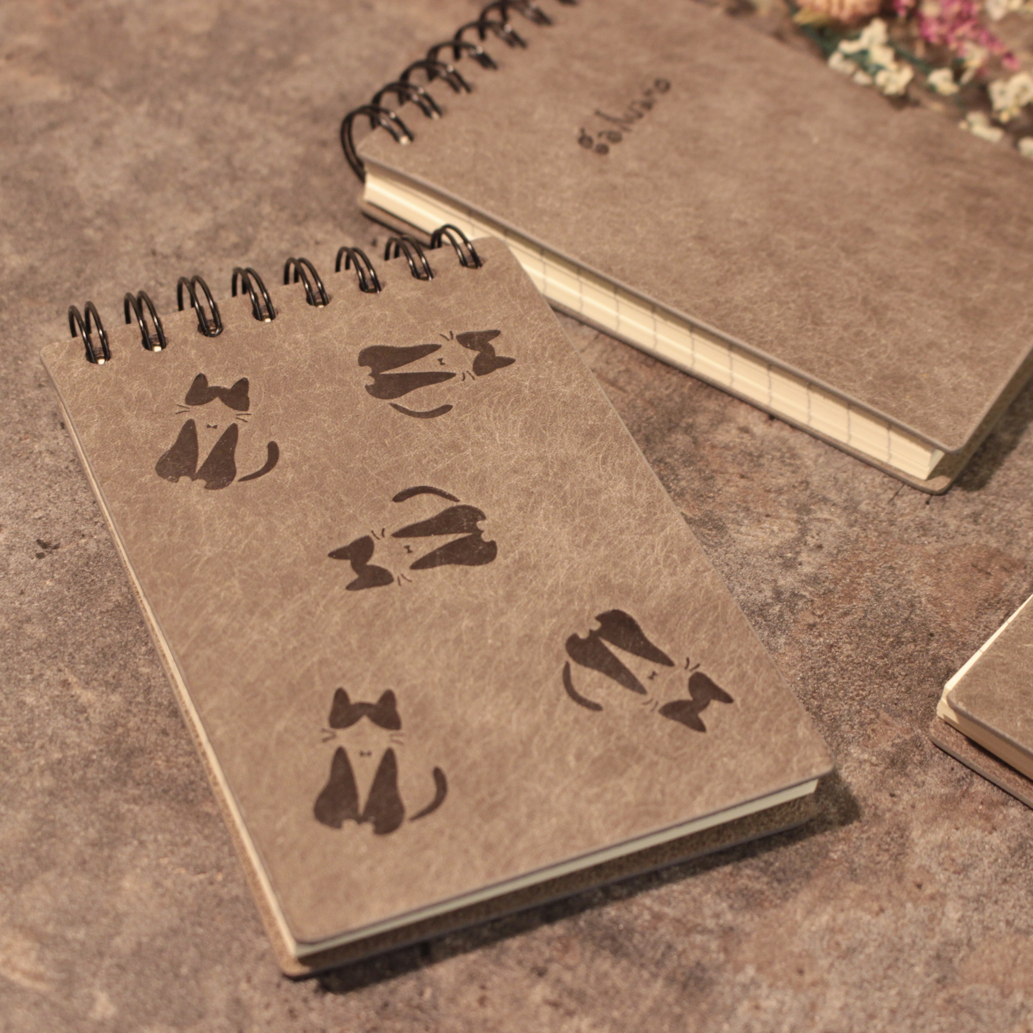 【新品・未使用・極美品】エルメス　小さなメモ帳　革　紙箱付 新品・未使用・極美品】エルメス 小さなメモ帳 革 紙箱付 2025年