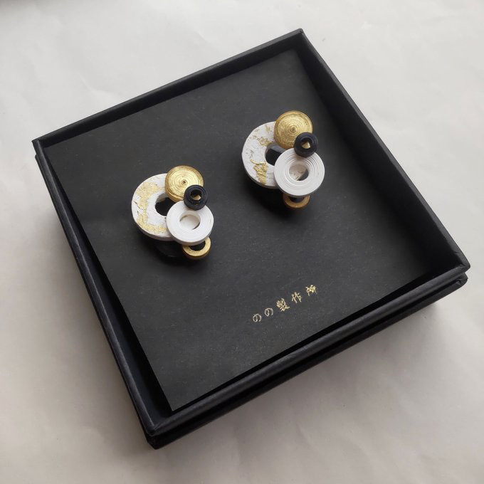 和紙アートサークルピアス(イヤリング)　個性的揺れない大人のアクセ　ホワイト×ゴールド　金属アレルギー対応可