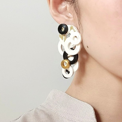 大ぶり和紙アートサークルピアス(イヤリング) 個性的揺れない大人の