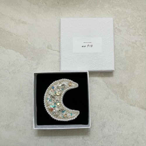 花蝶+silver ビーズ刺繍ブローチ ブローチ 月とザリガニ 通販