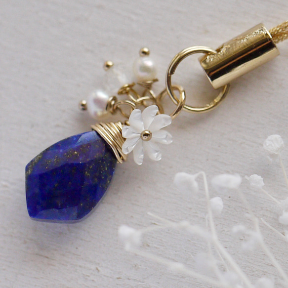 ラピスラズリ(マーキス)とマーガレットシェルのストラップ(イヤホンジャックなどに変更可能） 4枚目の画像