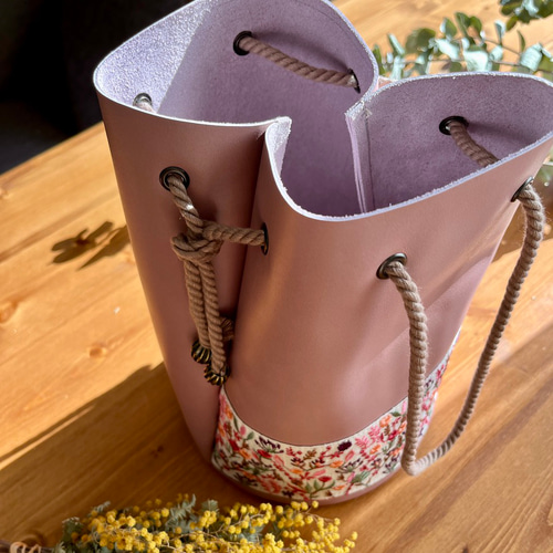 GIGEI ブラウン フラワー装飾 内側刺繍ハンドバッグ GIGEI ブラウン フラワー装飾 内側刺繍ハンドバッグ