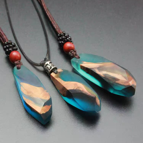 2066. レジン ペンダントトップ ハンドメイド 木のネックレス 海の心 ペンダント ヒナガネムシ