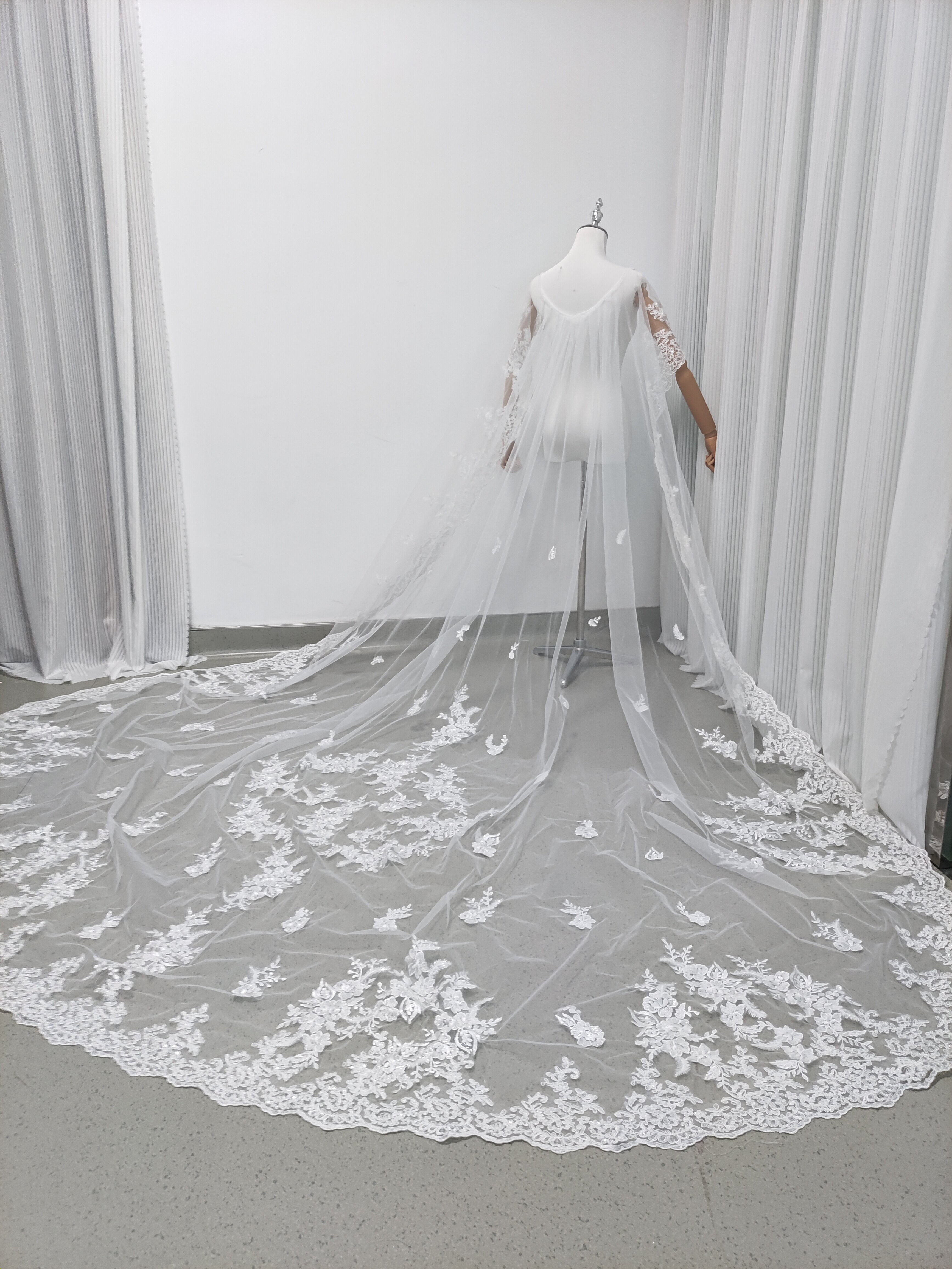 送料無料！マント レース エレガントレース  華やかなトレーン 総レース エレガント ウェディングドレス 結婚式