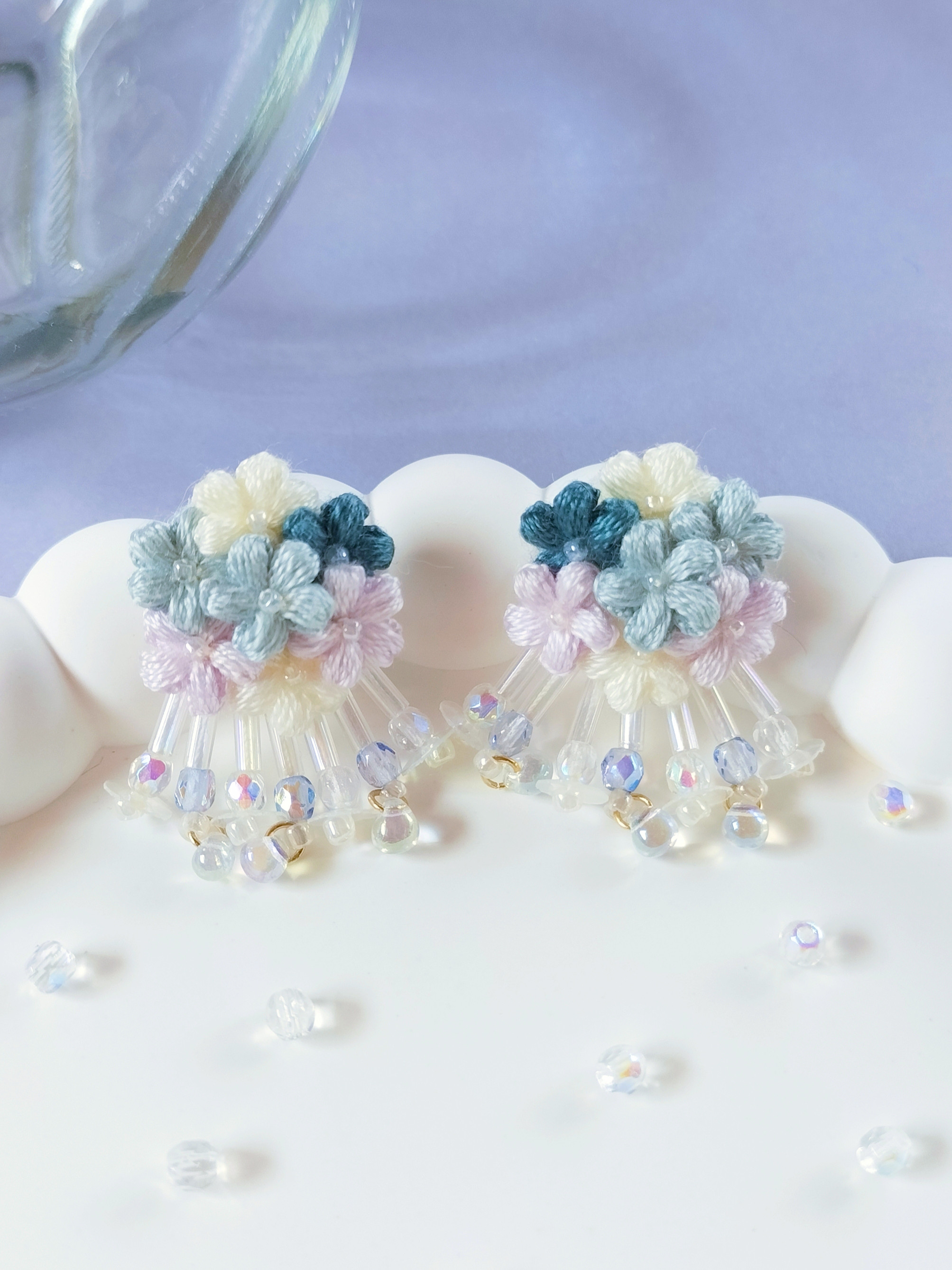 くらげと泡ぶく イヤリング・ピアス/青 刺繍糸 ガラスビーズ スパンコール 水族館 海の生き物/レース編み