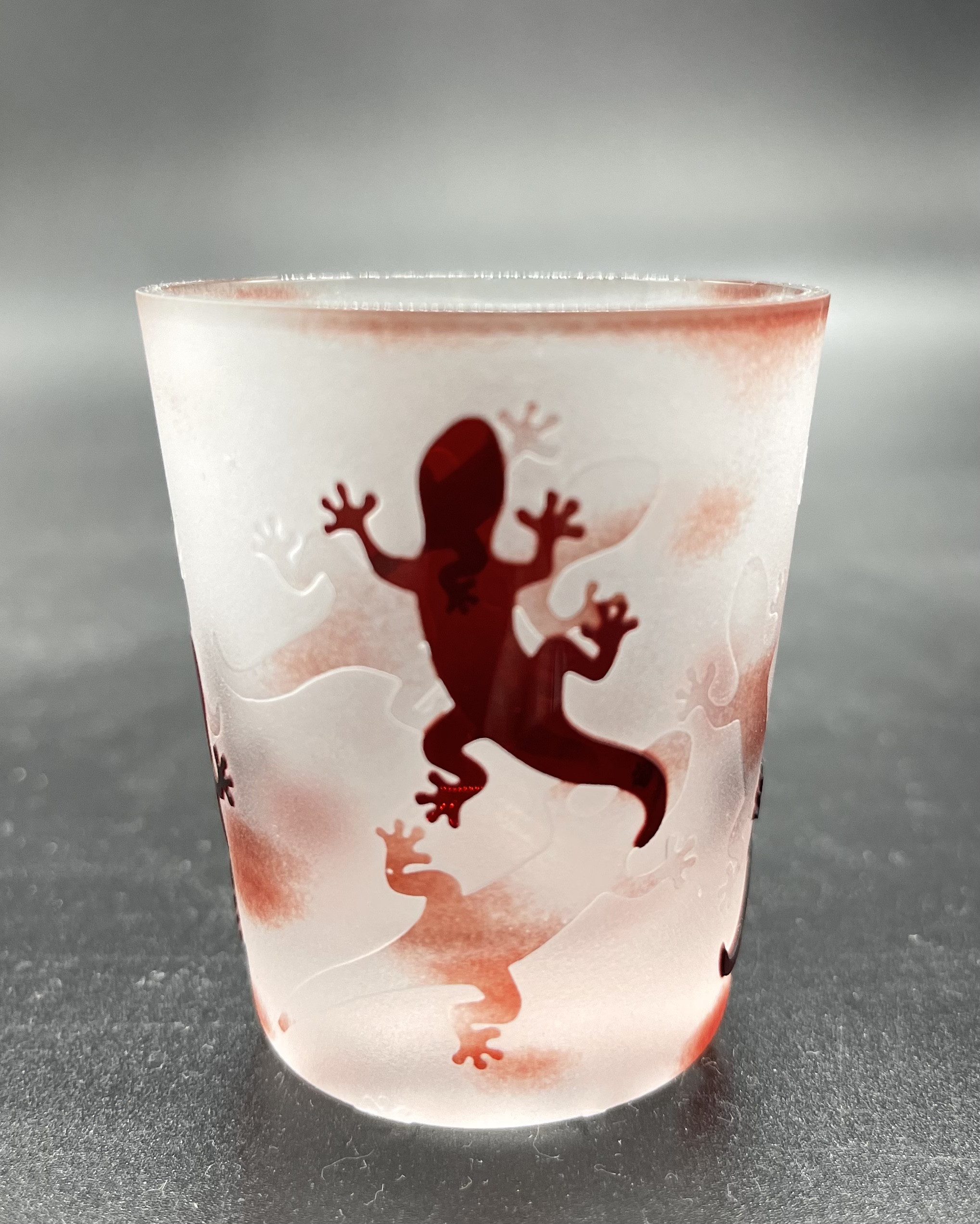 【被せ直ぐい呑み 赤/瑠璃】ヤモリ柄（二層仕上げ）