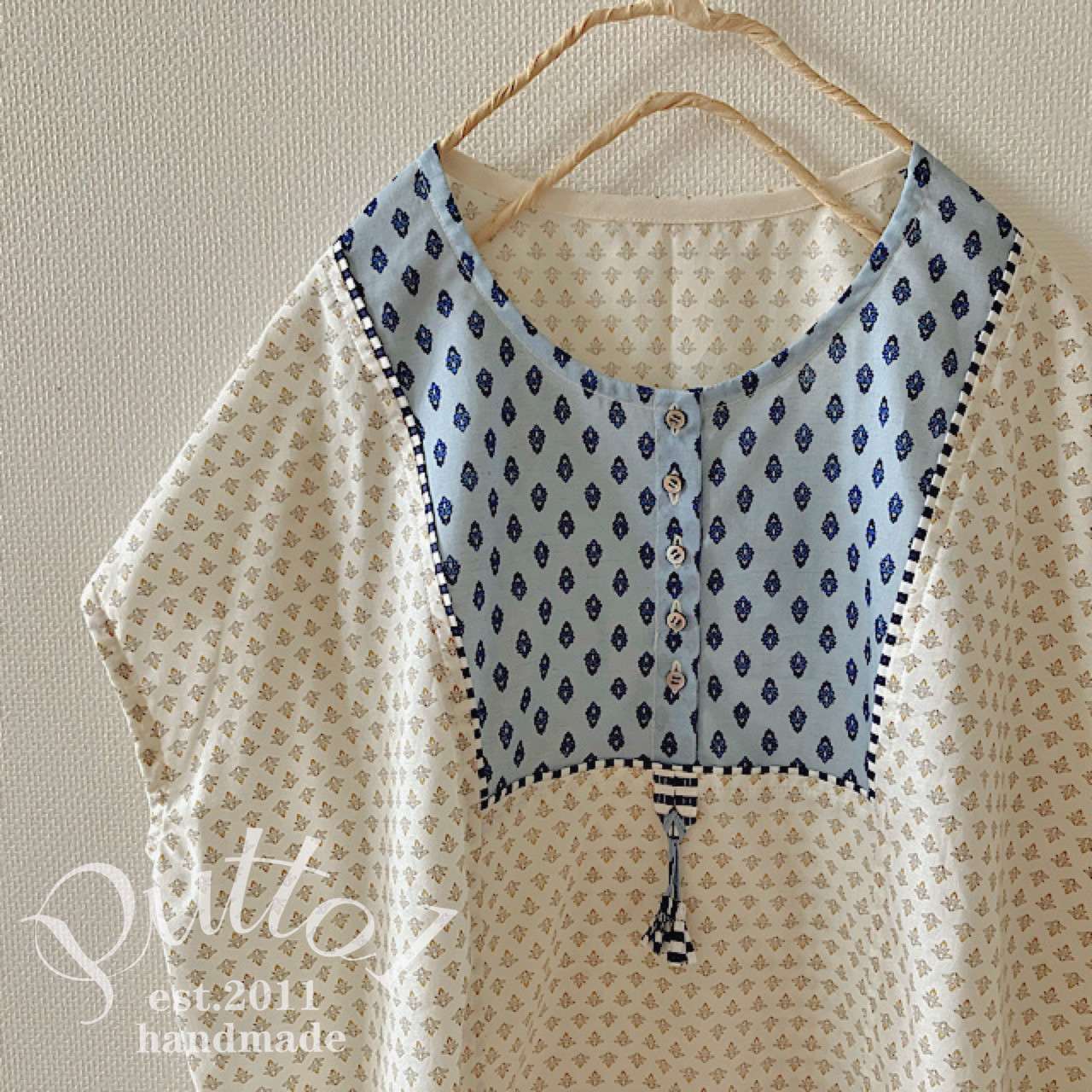 8着限定・別売りでお揃いのブローチも「受注生産」インド調ブロックプリント風　タッセルつき　ヨーク切り替えブラウス 4,956円