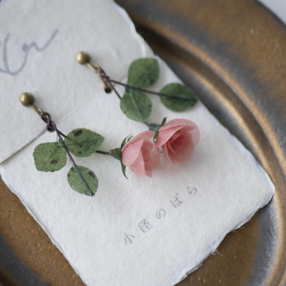 和紙の花「小径のばら」ピンク　イヤリング／ピアス