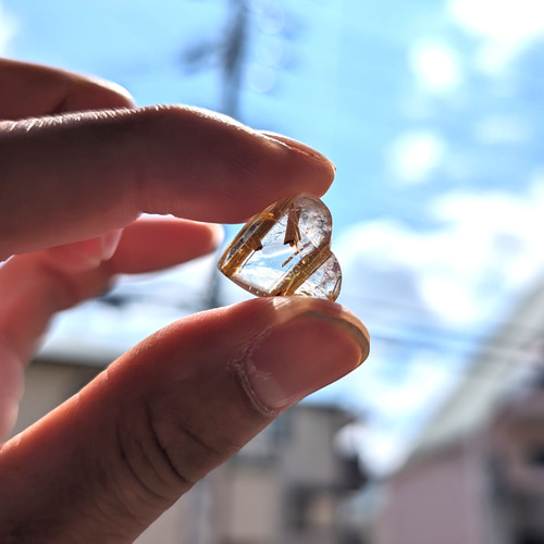 ハートの中に2本のタイチンルチル】一点物 ゴールドルチルクォーツ