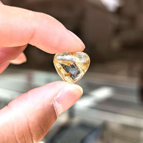 ゴールドルチルクォーツのスクエア型と丸型（金針水晶　タイチンルチル） ゴールドルチルクォーツのスクエア型と丸型（金針水晶 タイチンルチル）