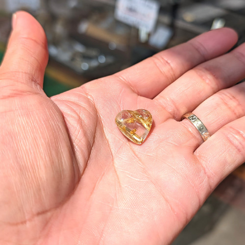 ハートの中に2本のタイチンルチル】一点物 ゴールドルチルクォーツ