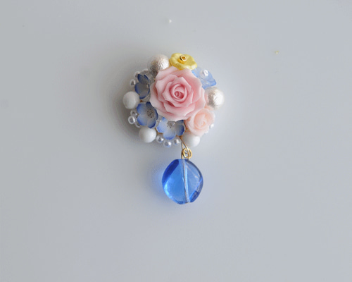 薔薇とネモフィラブローチ（帯留め）（ポニーフック）プレゼントにも  