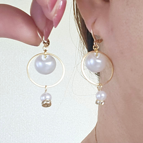 パール調ビーズのサークルピアス☆鈴丸☆2連☆華やか☆イヤリング変更  