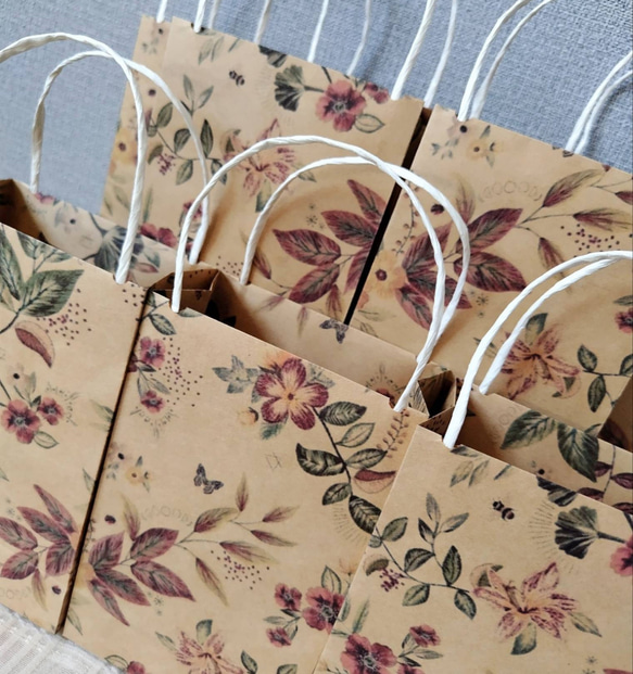 可愛らしい花柄の茶色紙袋 可愛らしい花柄の茶色紙袋