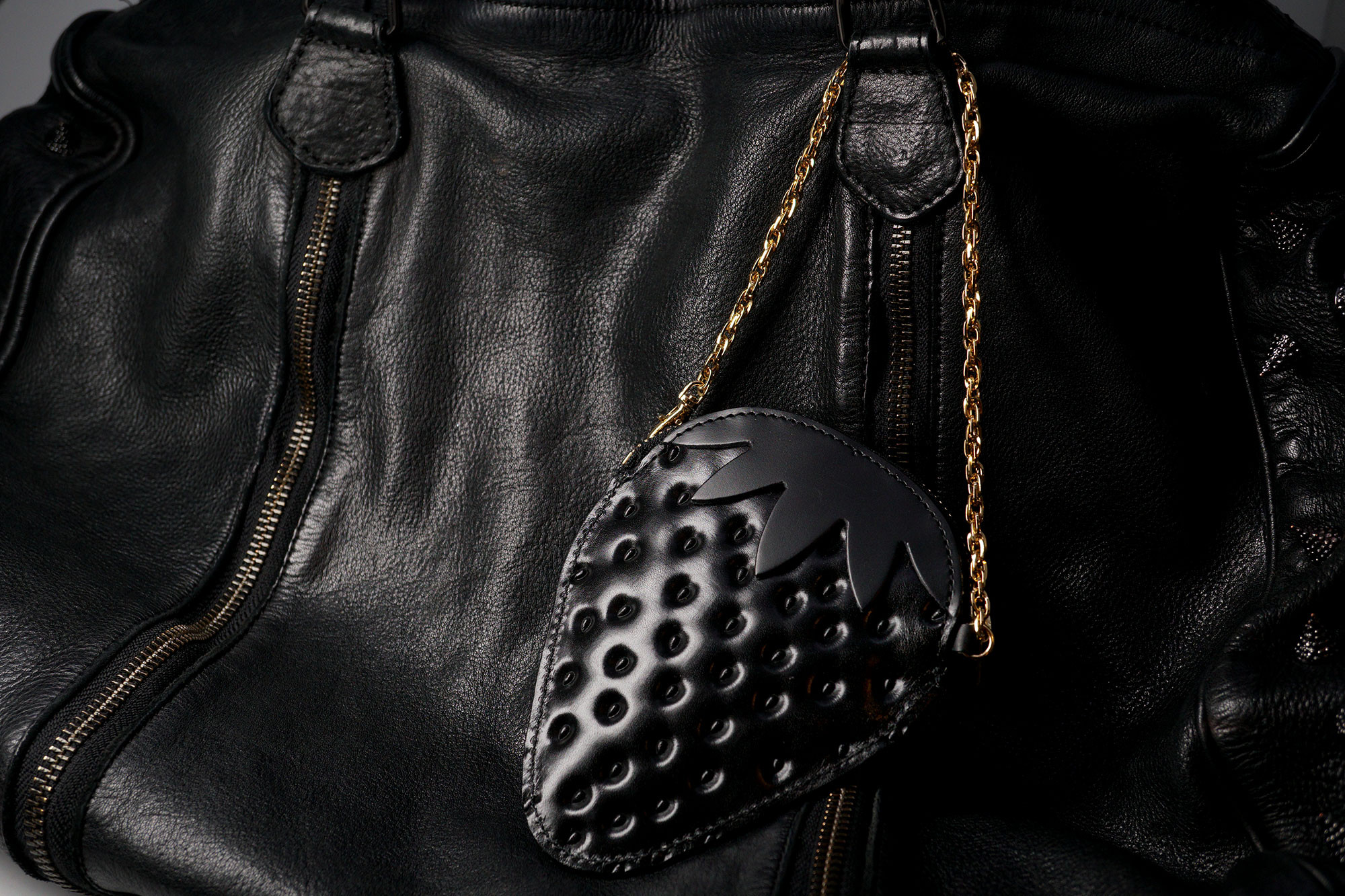 「スイカ」が入るヘタ付き黒いちご（牛革製コイン＆パスケース）｜詳細画像