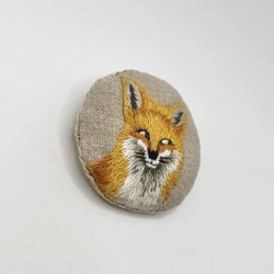 キツネの刺繍ブローチ（手縫い） 3枚目の画像