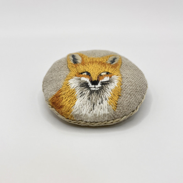 キツネの刺繍ブローチ（手縫い） 9枚目の画像