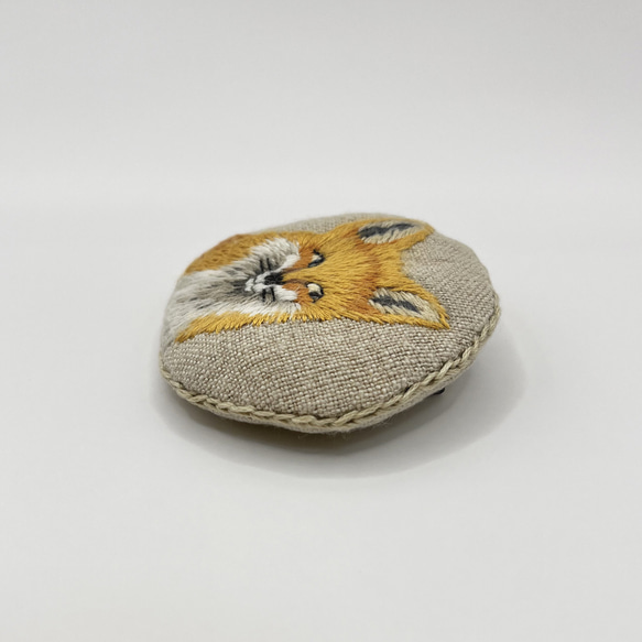 キツネの刺繍ブローチ（手縫い） 5枚目の画像