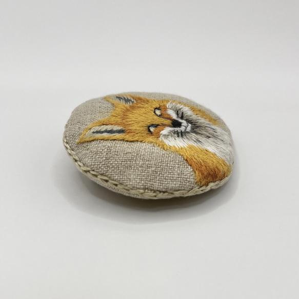 キツネの刺繍ブローチ（手縫い） 4枚目の画像