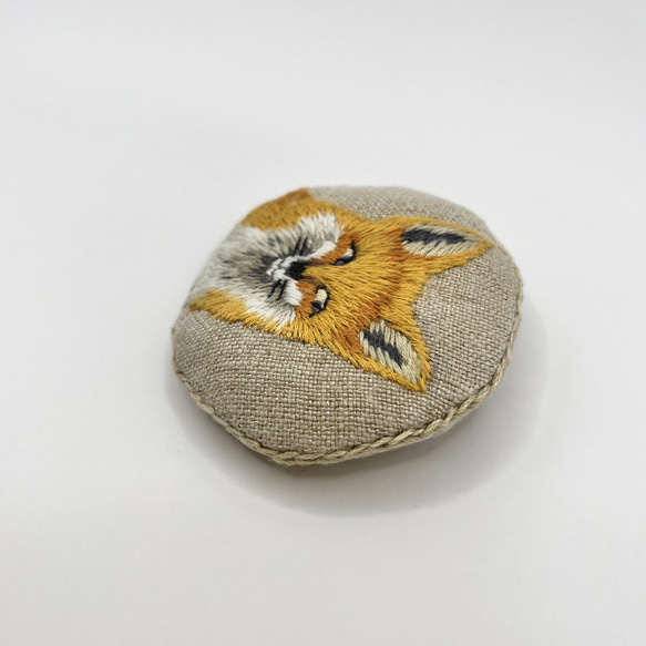 キツネの刺繍ブローチ（手縫い） 8枚目の画像