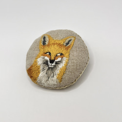 キツネの刺繍ブローチ（手縫い） 2枚目の画像