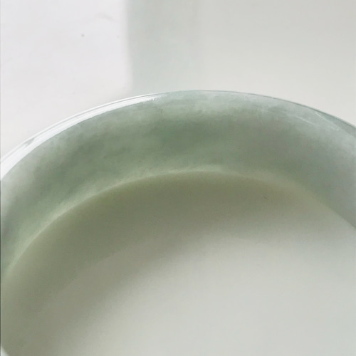 本翡翠バングル　ミャンマー産　純白　完美品 年末大放出】本翡翠バングル ミャンマー産 春彩 | FARBE