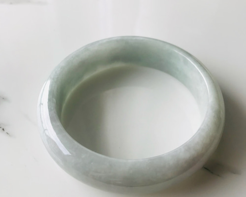 本翡翠バングル　ミャンマー産　純白　完美品 年末大放出】本翡翠バングル ミャンマー産 春彩 | FARBE