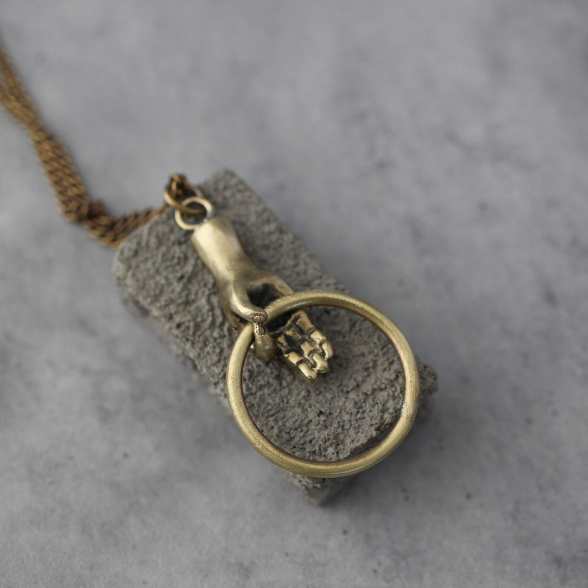 眼鏡ホルダーにもなる真鍮のネックレス｜ペンダント｜手｜体｜身体｜ユニーク｜カジュアル｜ストリー｜個性的