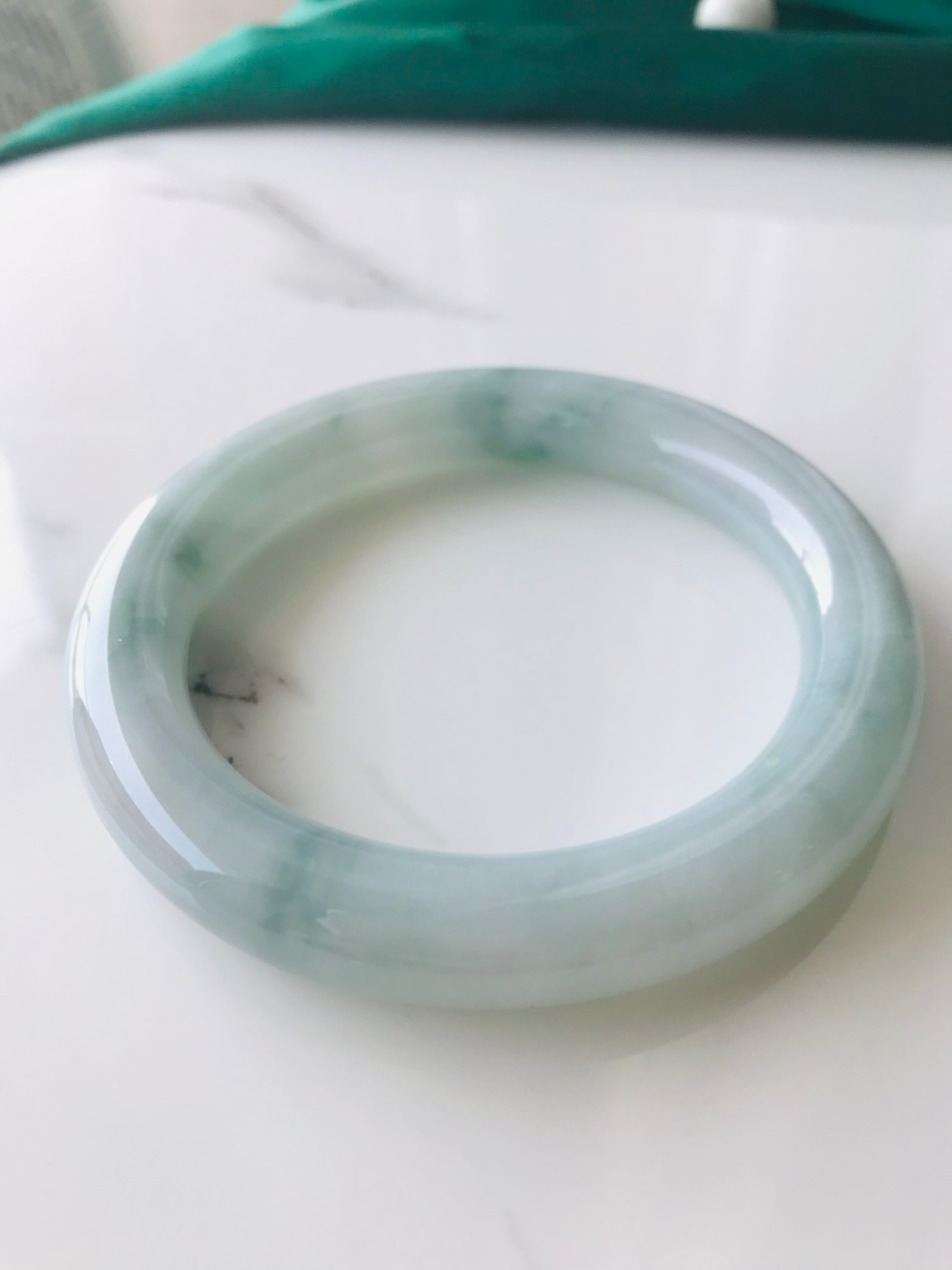 【B3810-0103】ジェイド　翡翠　ヒスイ　バングル　一点もの　ミャンマー産　ホワイト　ライトグリーン　57.9mm