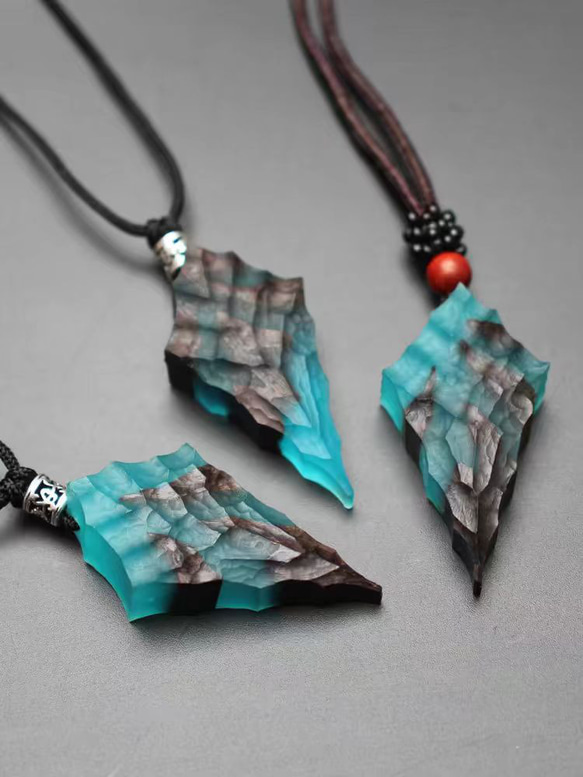 ハンドメイド 木のネックレス ペンダント 黒檀 ドラゴンの鱗 木&樹脂