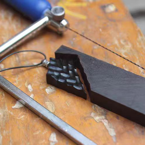 ハンドメイド 木のネックレス ペンダント 黒檀 ドラゴンの鱗 木&樹脂