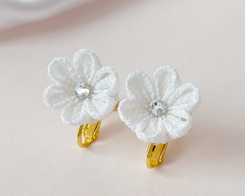 白い小さなお花のピアス/イヤリング つまみ細工 シンプル 白無垢
