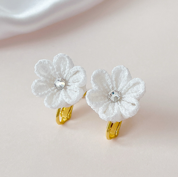 白い小さなお花のピアス/イヤリング つまみ細工 シンプル 白無垢