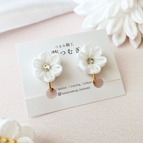 白い小さなお花のピアス/イヤリング つまみ細工 シンプル 白無垢