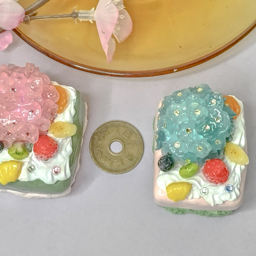 【RAMஐ*゜様】フェイクスイーツ◆花飾り♡可憐ツインスワンシュー◆リアルサイズ 春から梅雨へ！ツヤキラ華やか紫陽花ケーキ 8月末まで フェイク