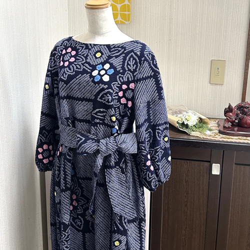 有松絞りリメイク　w切り替えテントラインワンピース青と黒の幾何学模様 有松絞りリメイク w切り替えテントラインワンピース青と黒の幾何