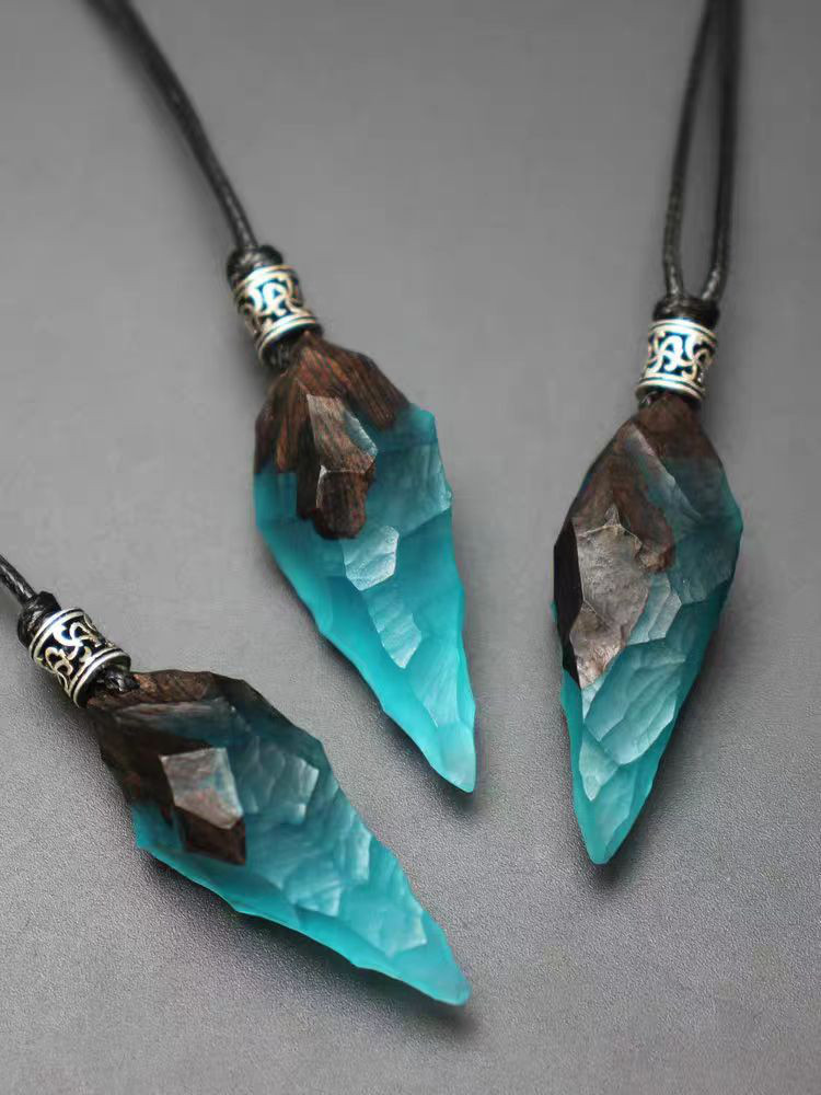 ハンドメイド 木のネックレス ペンダント 黒檀 鏃 木&樹脂アート 暗闇で光る 誕生日 周年記念 男性女性 ギフト