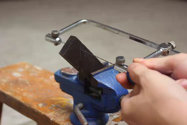 ハンドメイド 木のネックレス ペンダント 黒檀 ドラゴンの鱗 手作り 木アート 誕生日 周年 記念日 男性女性 ギフト