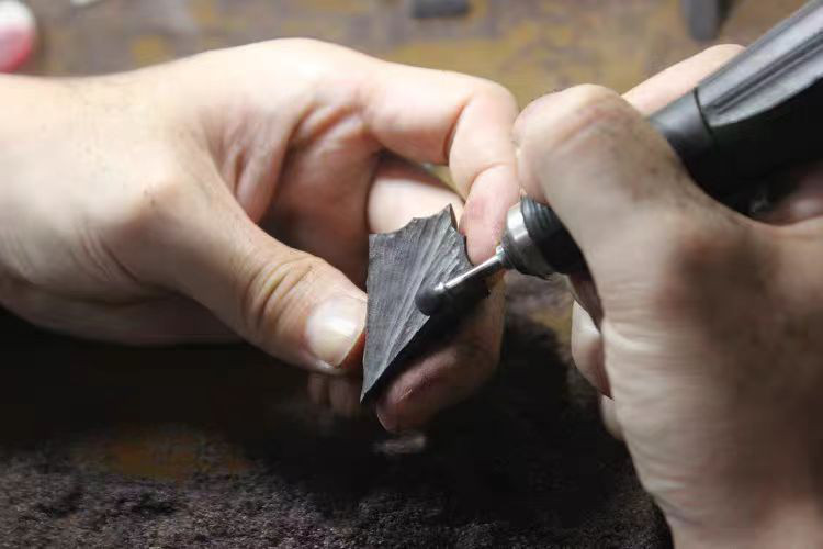 ハンドメイド 木のネックレス ペンダント 黒檀 ドラゴンの鱗 手作り 木アート 誕生日 周年 記念日 男性女性 ギフト