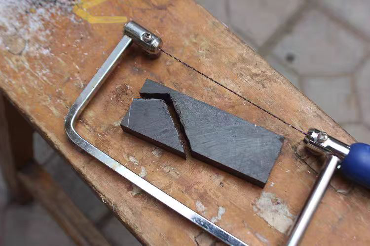 ハンドメイド 木のネックレス ペンダント 黒檀 ドラゴンの鱗 手作り 木アート 誕生日 周年 記念日 男性女性 ギフト