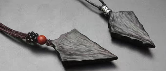 ハンドメイド 木のネックレス ペンダント 黒檀 ドラゴンの鱗 手作り 木アート 誕生日 周年 記念日 男性女性 ギフト