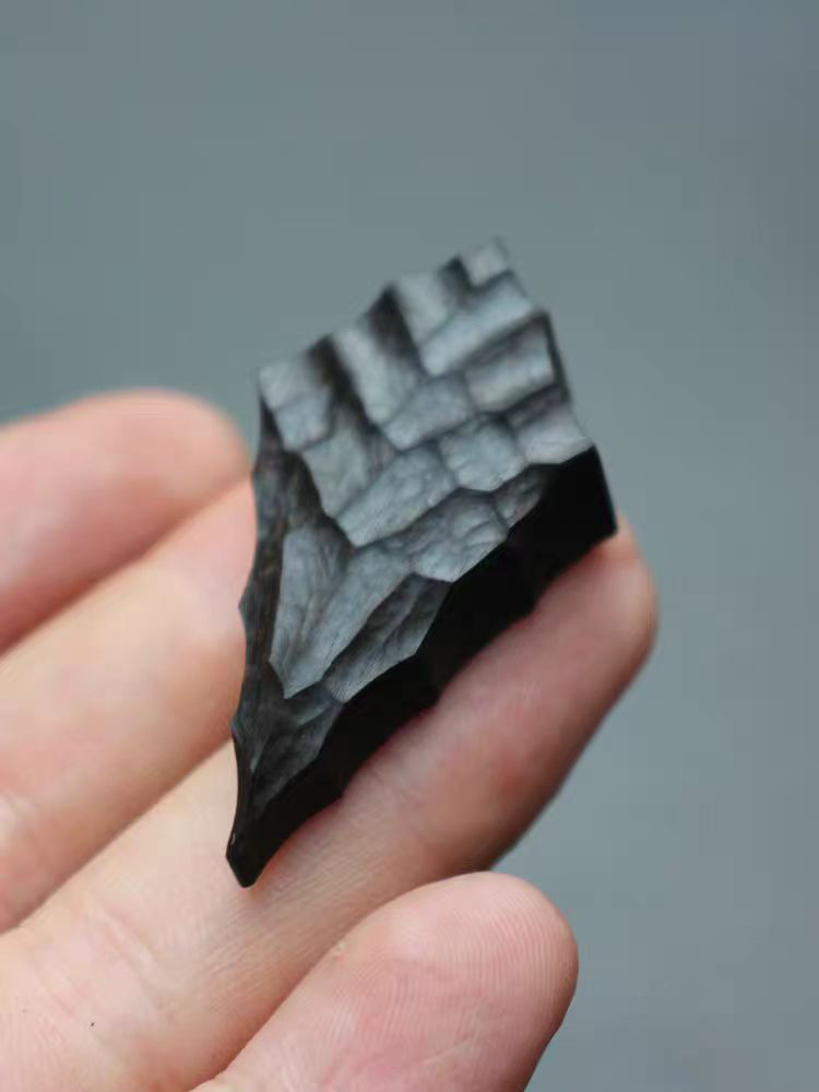 ハンドメイド 木のネックレス ペンダント 黒檀 ドラゴンの鱗 手作り 木アート 誕生日 周年 記念日 男性女性 ギフト