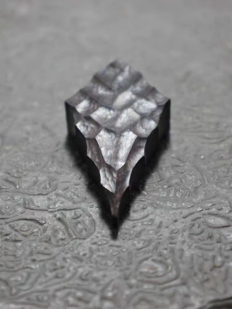 ハンドメイド 木のネックレス ペンダント 黒檀 ドラゴンの鱗 手作り 木アート 誕生日 周年 記念日 男性女性 ギフト