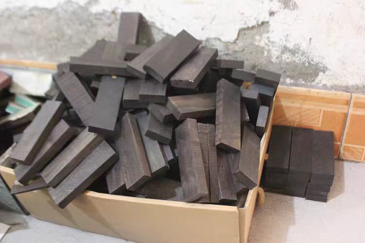 ハンドメイド 木のネックレス ペンダント 黒檀 ドラゴンの鱗 手作り 木アート 誕生日 周年 記念日 男性女性 ギフト