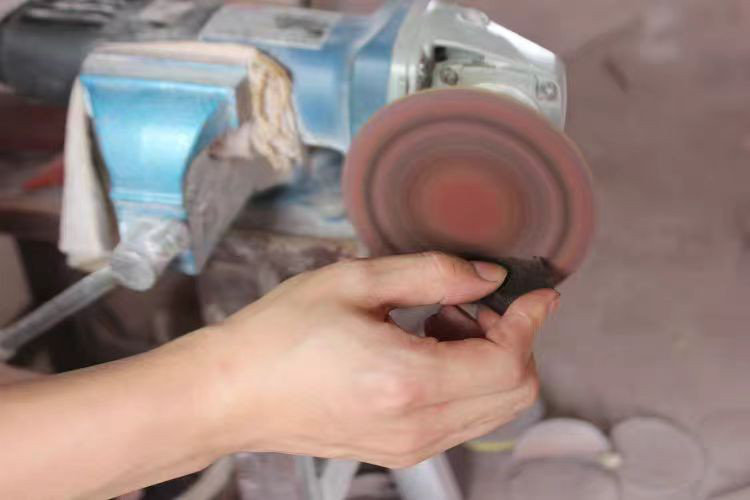 ハンドメイド 木のネックレス ペンダント 黒檀 ドラゴンの鱗 手作り 木アート 誕生日 周年 記念日 男性女性 ギフト