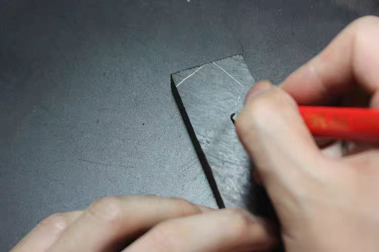 ハンドメイド 木のネックレス ペンダント 黒檀 ドラゴンの鱗 手作り 木アート 誕生日 周年 記念日 男性女性 ギフト