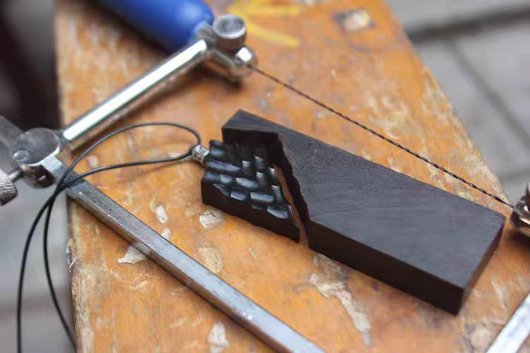 ハンドメイド 木のネックレス ペンダント 黒檀 ドラゴンの鱗 手作り 木アート 誕生日 周年 記念日 男性女性 ギフト