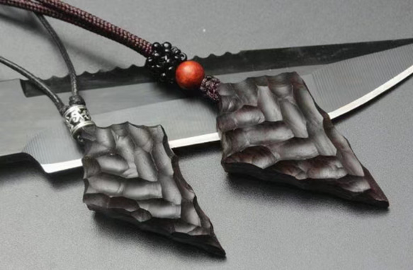 ハンドメイド 木のネックレス ペンダント 黒檀 ドラゴンの鱗 手作り 木 