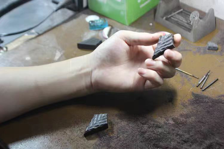 ハンドメイド 木のネックレス ペンダント 黒檀 ドラゴンの鱗 手作り 木アート 誕生日 周年 記念日 男性女性 ギフト