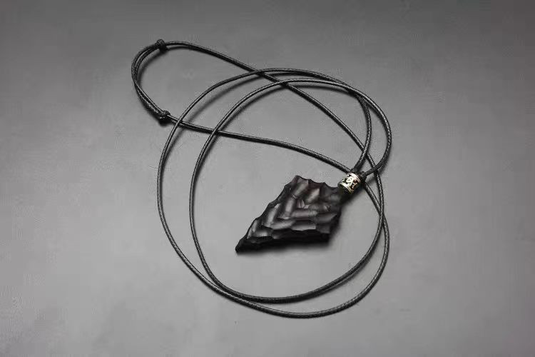 ハンドメイド 木のネックレス ペンダント 黒檀 ドラゴンの鱗 手作り 木アート 誕生日 周年 記念日 男性女性 ギフト